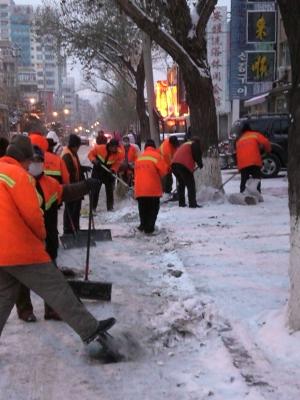 Winterdienst in Handarbeit. Überall ziehen Kolonnen umher und befreien die Strassen von Schnee und Eis